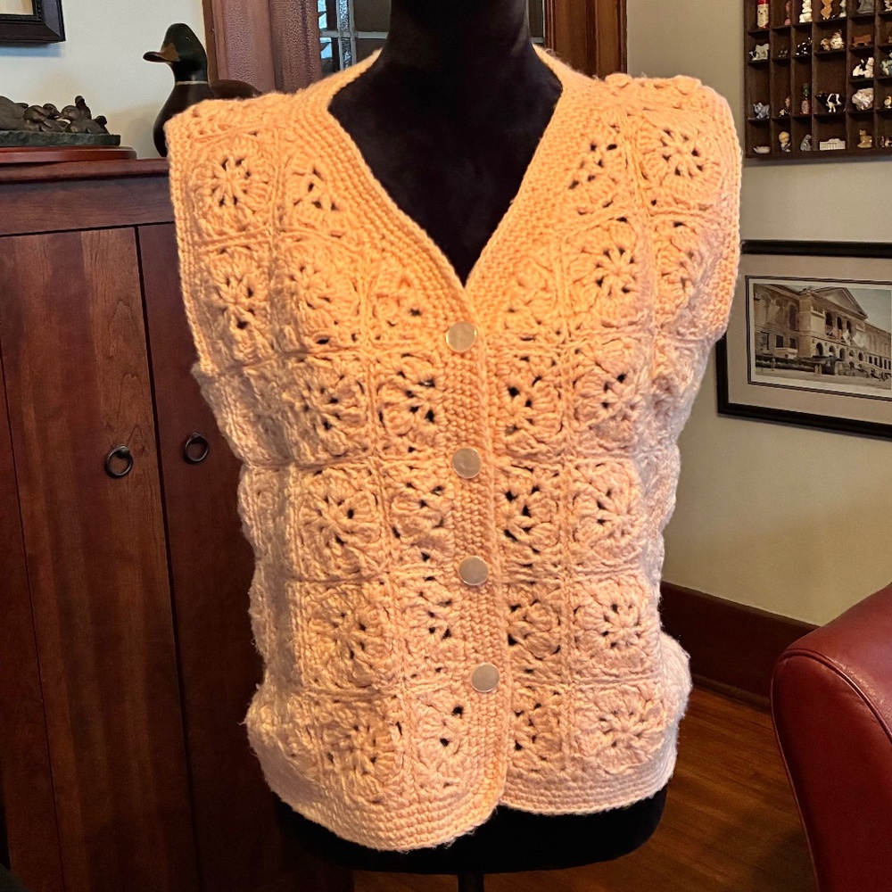 Vest, M?, button down, crochet, peach color